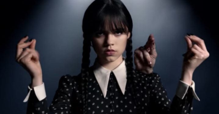 “Mercoledì” e il ritorno alle origini di Tim Burton. Divertente, cupa e sarcastica, anche se...